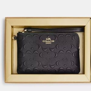Coach Corner Zip Wristlet In Signature Leather MSRP $148 Black